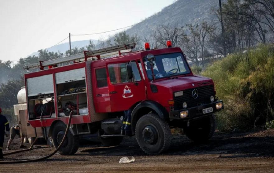 Φωτιά σε εργοστάσιο με πλαστικά και χαρτιά στο Αιγάλεω