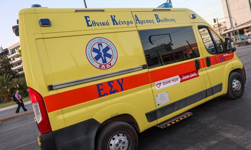 Ρόδος: Τουρίστας ανέβηκε γυμνός σε ασθενοφόρο του ΕΚΑΒ και πήδηξε στην άσφαλτο