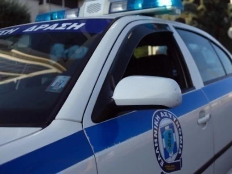 Αγρια καταδίωξη απατεώνων στη Βάρκιζα: Τράκαραν και παράτησαν το αμάξι γεμάτo χρήματα