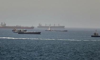 Κάπου 1.150 πλοία παραμένουν αποκλεισμένα στον Κόλπο