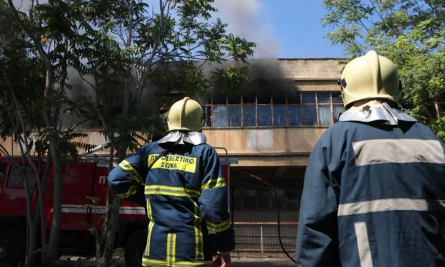 Αναζωπυρώθηκε η πυρκαγιά στο εργοστάσιο με πλαστικά στην Ορφέως - Κυκλοφοριακές ρυθμίσεις