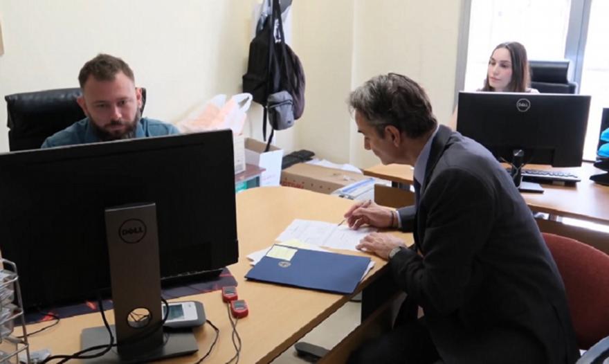 Στο ΑΤ Συντάγματος για νέα ταυτότητα ο Κυριάκος Μητσοτάκης - Δείτε εικόνες