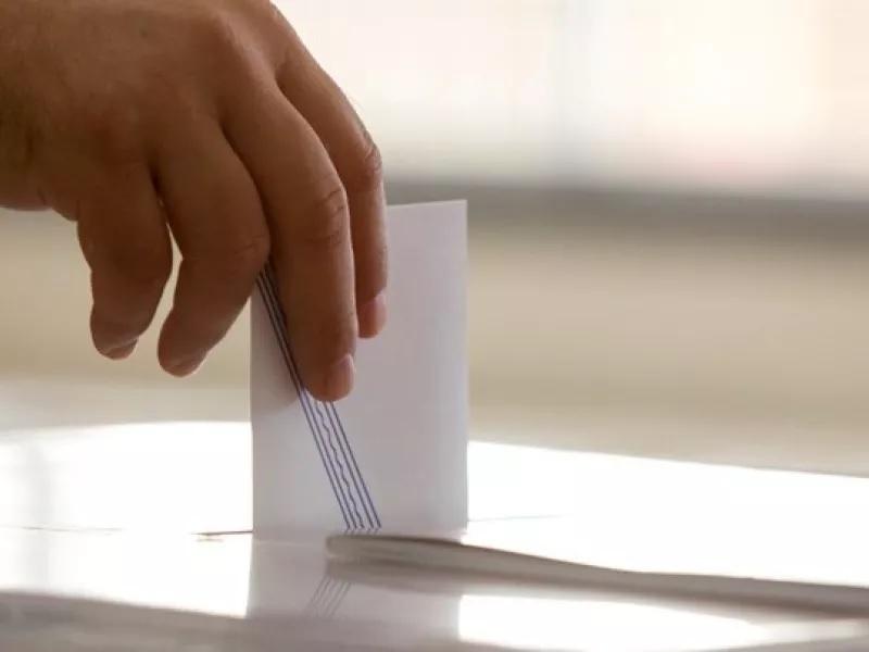 Δημοσκόπηση RealPolls: Στις 6,9 μονάδες το προβάδισμα της ΝΔ από την ΕΛ.Α.Σ.