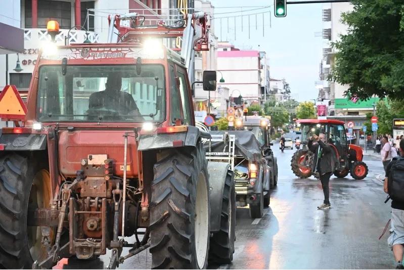 Λάρισα: Συλλαλητήριο αγροτών με τρακτέρ στο κέντρο της πόλης