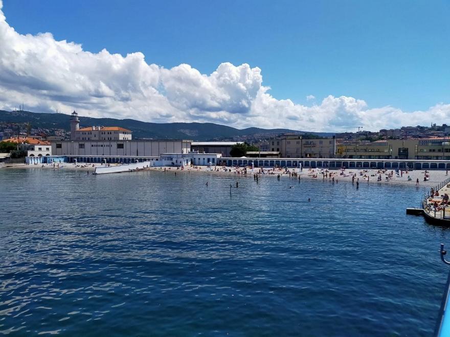 H μοναδική παραλία στην Ευρώπη που χωρίζει άνδρες και γυναίκες με έναν τοίχο