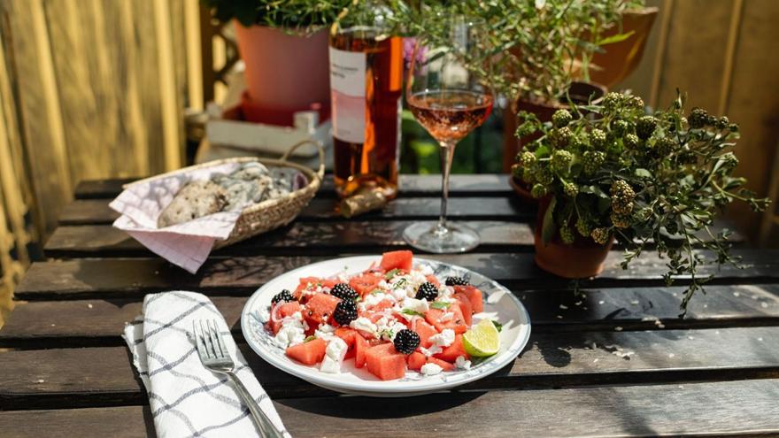 Summer wine pairing: Τι πίνουμε με καρπούζι, φέτα και θαλασσινά;