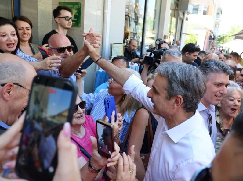 Επίσκεψη Μητσοτάκη στη Νέα Σμύρνη: Βόλτα στα μαγαζιά και τάβλι σε καφέ της περιοχής