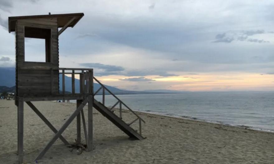 Καβάλα: Κατέρρευσαν ναυαγοσωστικοί πύργοι λόγω κακοκαιρίας - Τραυματίστηκε 21χρονη ναυαγοσώστρια