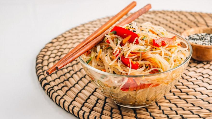 Ασιατική σαλάτα με noodles ρυζιού και τραγανά λαχανικά