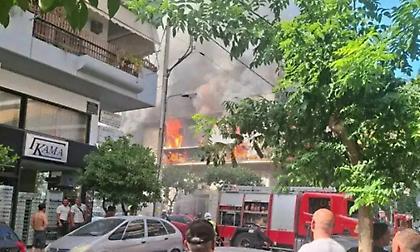 Μεγάλη φωτιά σε διώροφο κτίριο στην Καλλιθέα