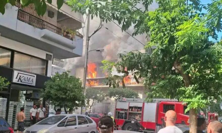 Μεγάλη φωτιά σε διώροφο κτίριο στην Καλλιθέα