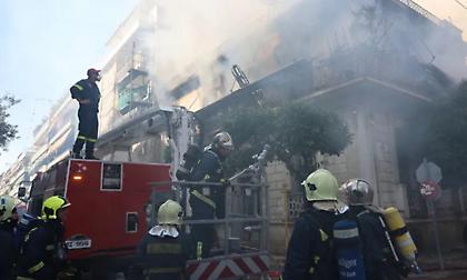 Δύο τραυματίες από τη φωτιά σε διώροφη μονοκατοικία στην Καλλιθέα: Ένα άτομο πήδηξε από το μπαλκόνι για να σωθεί
