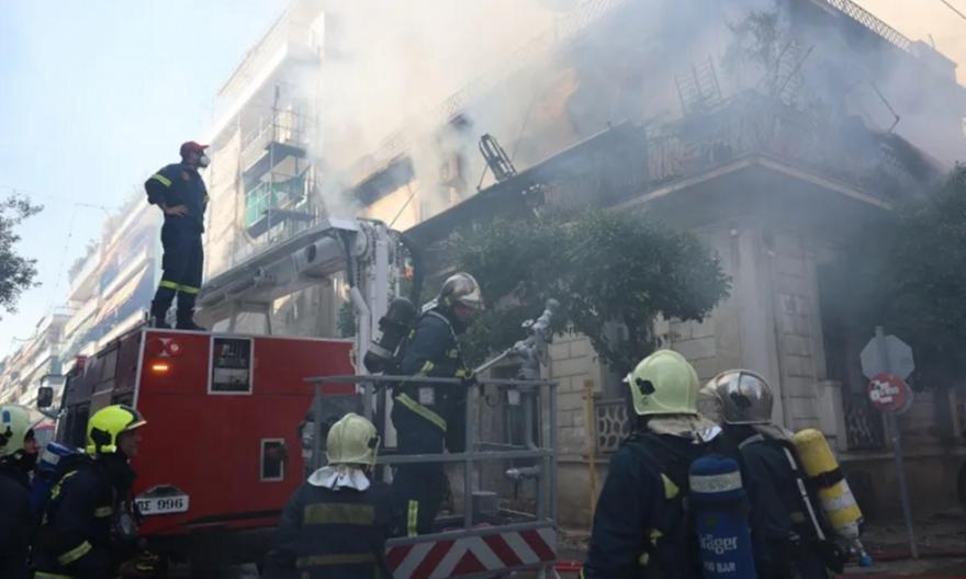 Δύο τραυματίες από τη φωτιά σε διώροφη μονοκατοικία στην Καλλιθέα: Ένα άτομο πήδηξε από το μπαλκόνι για να σωθεί