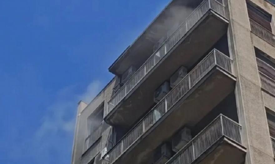 Διασωληνωμένος ο τραυματίας από τη φωτιά στην Ομόνοια