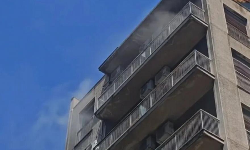 Έσβησε η φωτιά σε χώρο ξενοδοχείου στην Ομόνοια: Εκκενώθηκε το κτίριο - Ένας τραυματίας