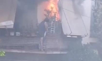 «Πήδα γιαγιά θα σε πιάσω»: Η σοκαριστική στιγμή που η ηλικιωμένη πήδηξε για να σωθεί από τη φωτιά στην Καλλιθέα