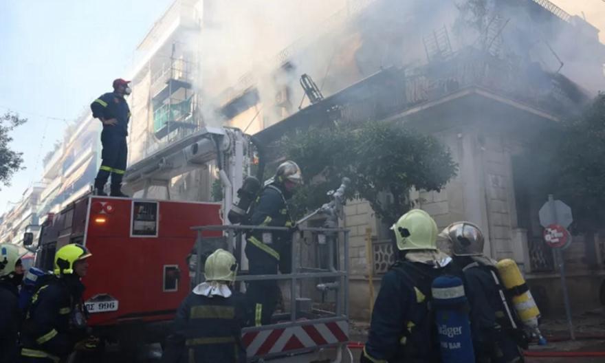 Φωτιά στην Καλλιθέα: «Να ‘ναι καλά τα παιδιά, με κράτησαν» λέει η 75χρονη - «Τους ευχαριστούμε», δηλώνει ο γιος της
