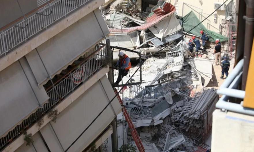 Κατάρρευση πολυκατοικίας στα Πετράλωνα: Ολοκληρώνεται η έρευνα της Πυροσβεστικής - Δεν υπάρχουν εγκλωβισμένοι