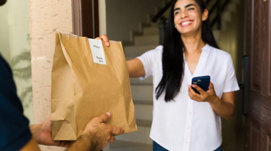 Γιατί η Gen Z παραγγέλνει αντί να μαγειρεύει; Η απάντηση ίσως βρίσκεται στο σχολείο