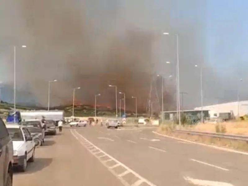 Εκκενώνονται Σφάκα και Κατάλυμα - 25 εναέρια στη μεγάλη φωτιά στο Καλαπόδι Φθιώτιδας