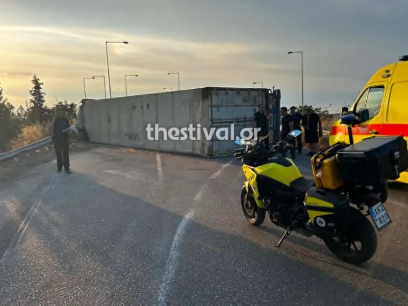 Ανατροπή νταλίκας στην Εθνική Αθηνών - Θεσσαλονίκης