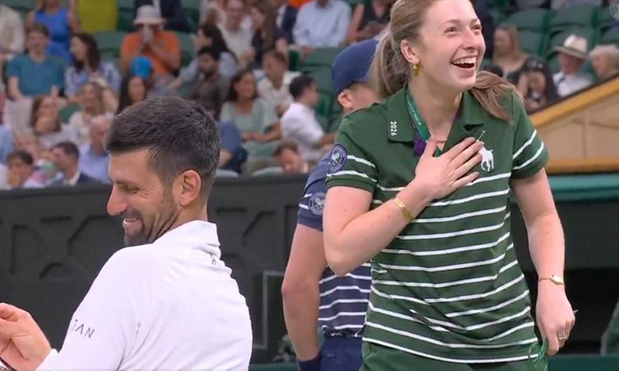 Η πλάκα του Τζόκοβιτς σε ball girl στο ματς με Τσιτσιπά: Της έκοψε την... χολή