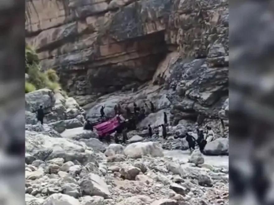 40 νεκροί από πτώση λεωφορείου σε χαράδρα στο Πακιστάν