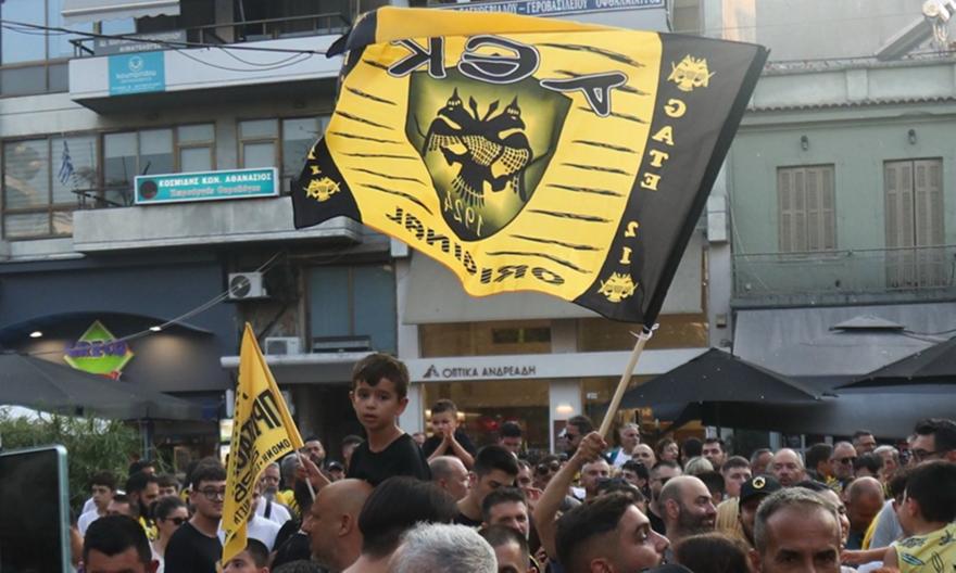 «Κιτρινόμαυρη» τρέλα στην Καβάλα: Πλήθος κόσμου για να θαυμάσει το τρόπαιο της ΑΕΚ!