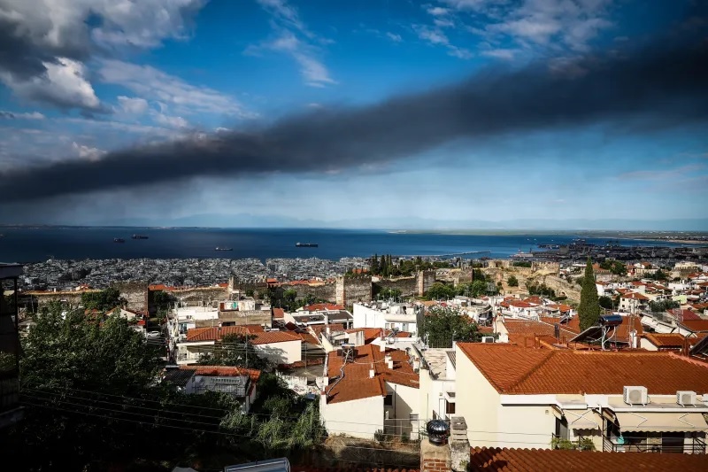 Τοξικό νέφος από τη φωτιά στο Ωραιόκαστρο «έπνιξε» τη Θεσσαλονίκη