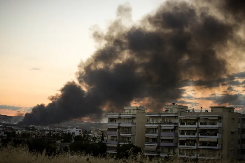 Τοξικό νέφος από τη φωτιά στο Ωραιόκαστρο «έπνιξε» τη Θεσσαλονίκη