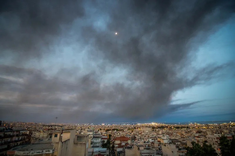 Τοξικό νέφος από τη φωτιά στο Ωραιόκαστρο «έπνιξε» τη Θεσσαλονίκη