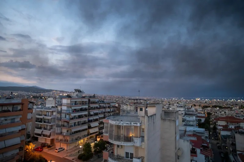 Τοξικό νέφος από τη φωτιά στο Ωραιόκαστρο «έπνιξε» τη Θεσσαλονίκη