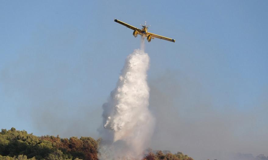 Βελτιωμένη η εικόνα στη μεγάλη φωτιά της Οινόης: «Μάχη» 210 πυροσβεστών στο σημείο