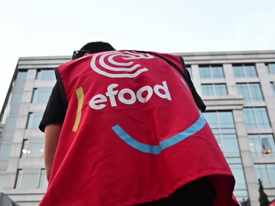 Στάση εργασίας των διανομέων της efood, την ώρα του τελικού του Μουντιάλ