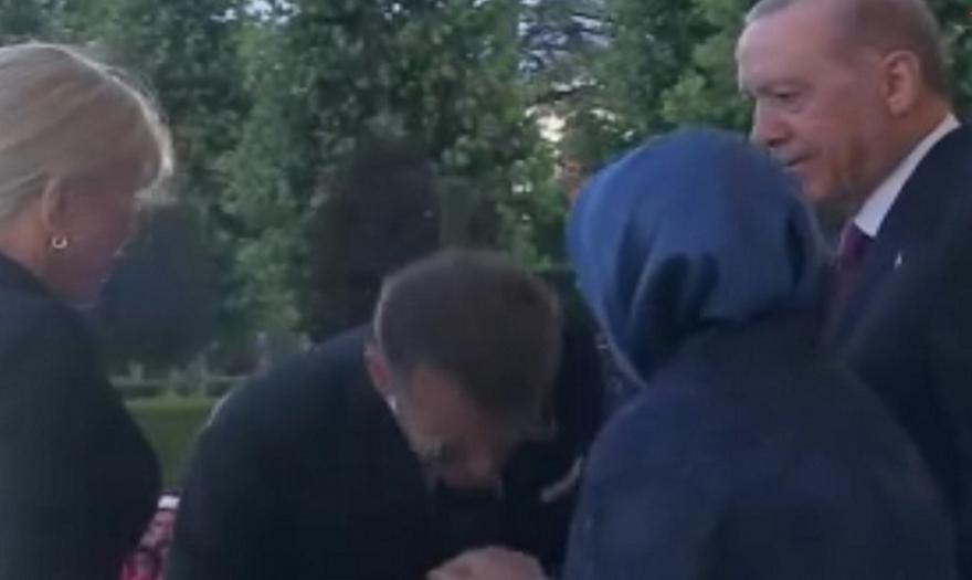 Άβολη στιγμή: Ο Μακρόν πήγε να φιλήσει το χέρι της Εμινέ Ερντογάν και αυτή δεν τον άφησε