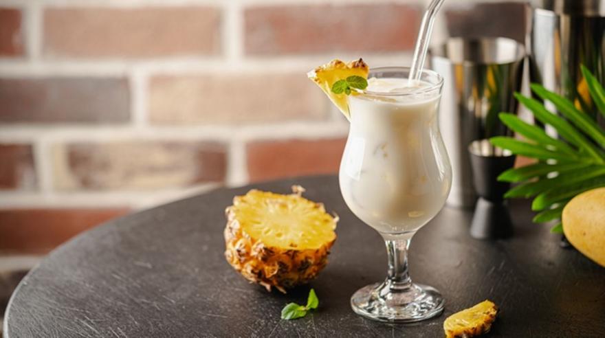 Pina Colada: Η ιστορία του πιο διάσημου κοκτέιλ της Καραϊβικής και η αυθεντική συνταγή