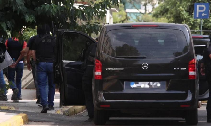 Marfin: Γόνος εύπορης οικογένειας ο «ψηλός» που σπάει την τζαμαρία της τράπεζας - Μάχη για επιπλέον ταυτοποιήσεις