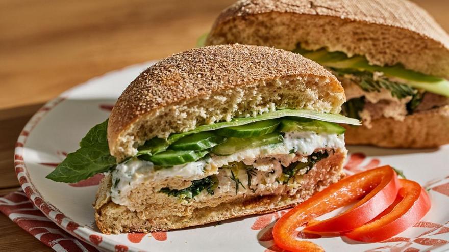 Burger με γεμιστό μπιφτέκι γαλοπούλας