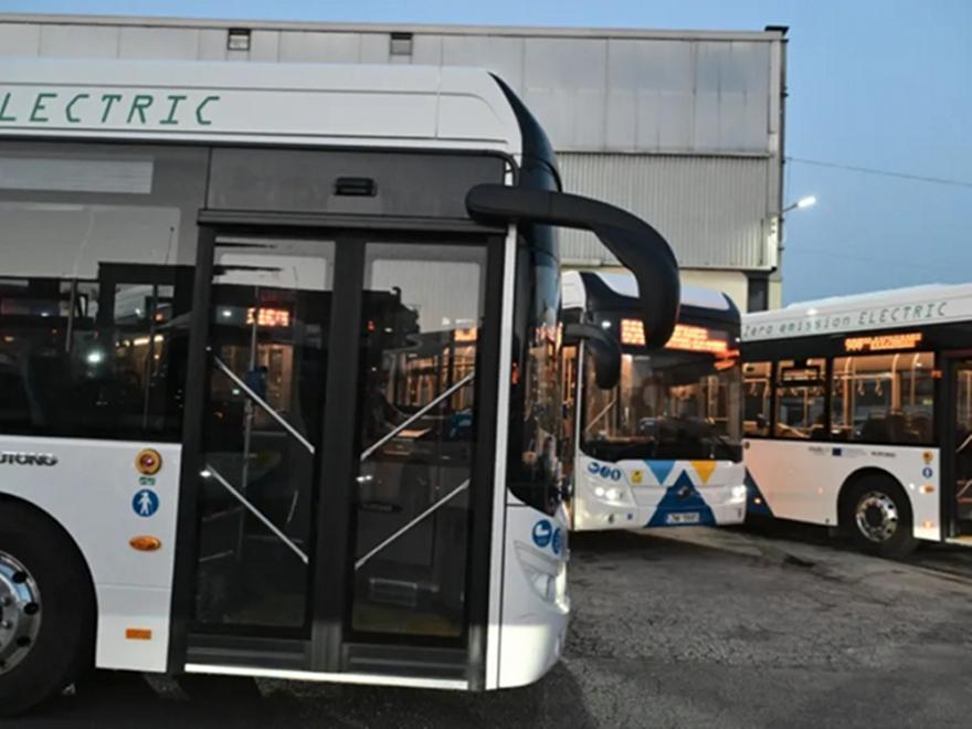 Δύο τραυματίες από σύγκρουση αστικού λεωφορείου με δύο ΙΧ στον Πειραιά