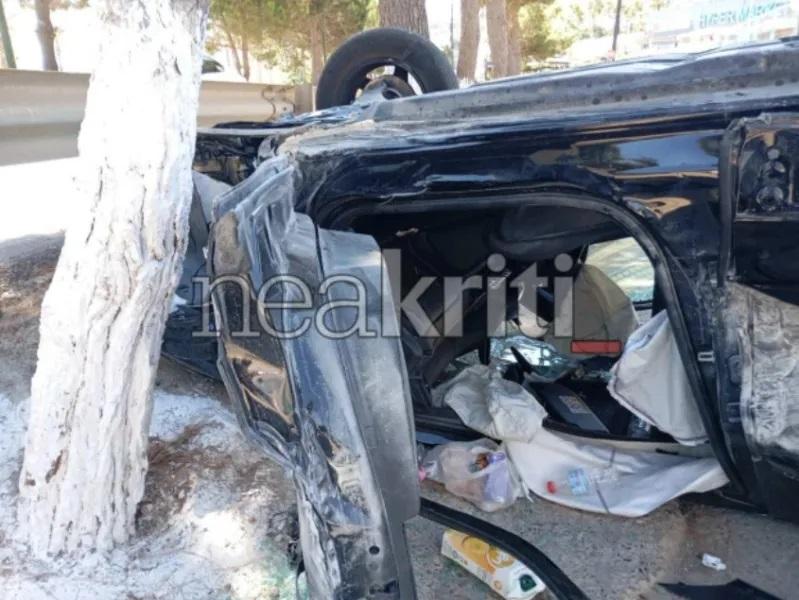Κρήτη: Βίντεο από τη στιγμή που αυτοκίνητο «πετάει» στον αέρα και πέφτει πάνω σε δέντρο και σταθμευμένα αυτοκίνητα