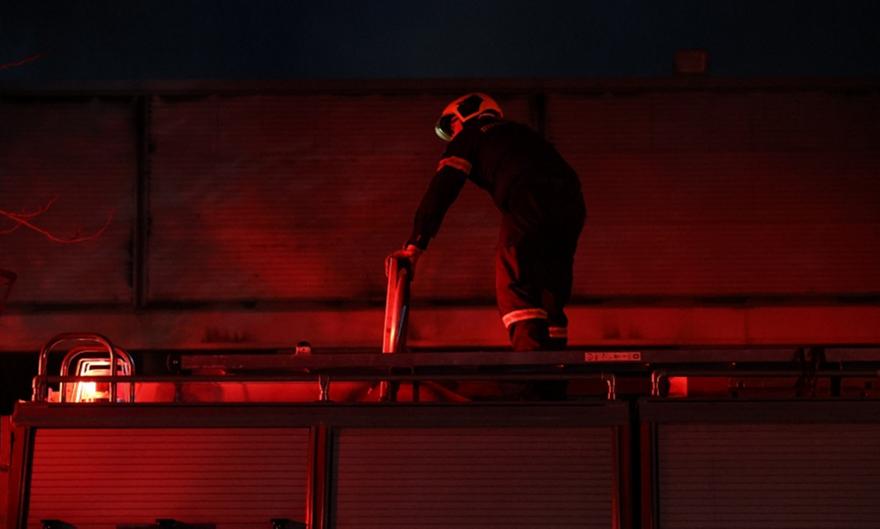 Κάηκε ολοσχερώς το παλιό κτίριο του Μπάντμιντον στο Πάρκο Γουδή - Εκρήξεις και 112 για καπνούς - Δείτε βίντεο