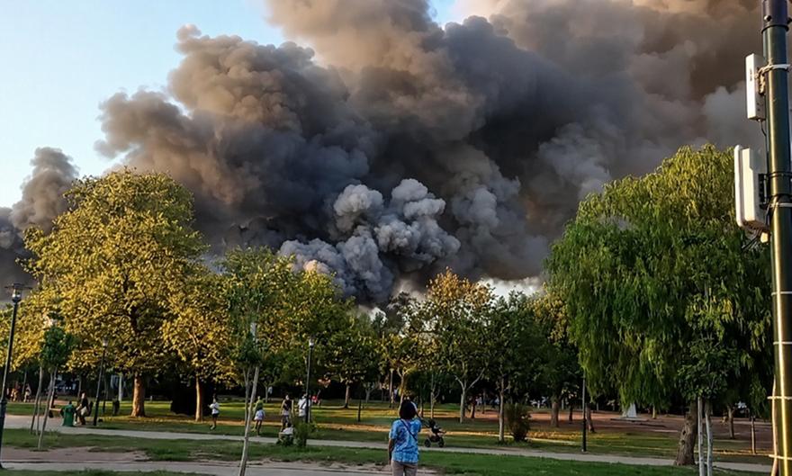 Μεγάλη φωτιά στο παλιό κτίριο του Μπάντμιντον στο Πάρκο Γουδή - Αναφορές και για εκρήξεις, ήχησε το 112!