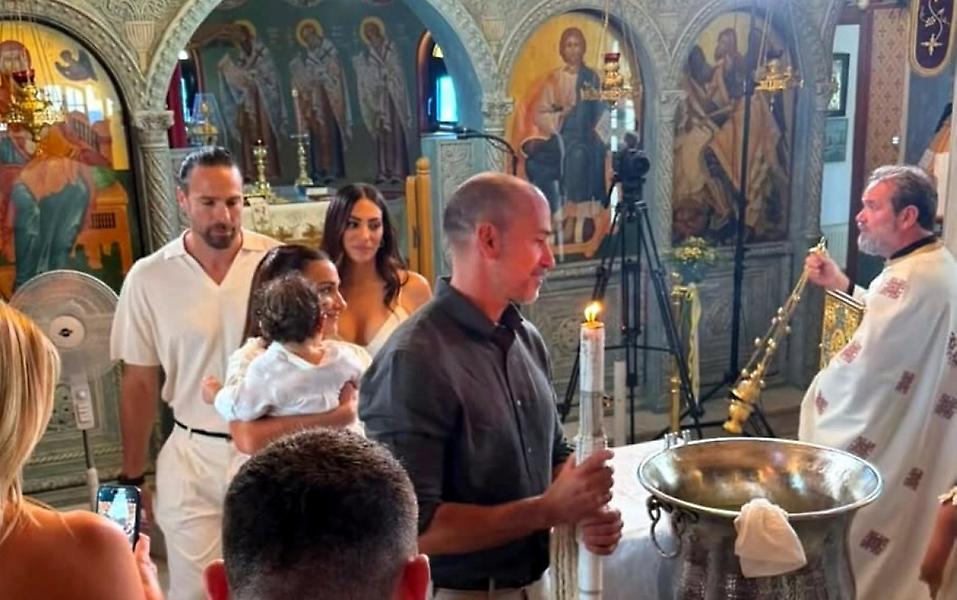 Βαλαβάνη- Μόργκαν: Το άλμπουμ της βάφτισης του γιου τους, το beach party και το ιδιαίτερο δώρο στους καλεσμένους τους