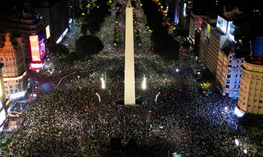 Αδιανόητη λαοθάλασσα Αργεντινών στον Οβελίσκο μετά την επική πρόκριση στον τελικό!