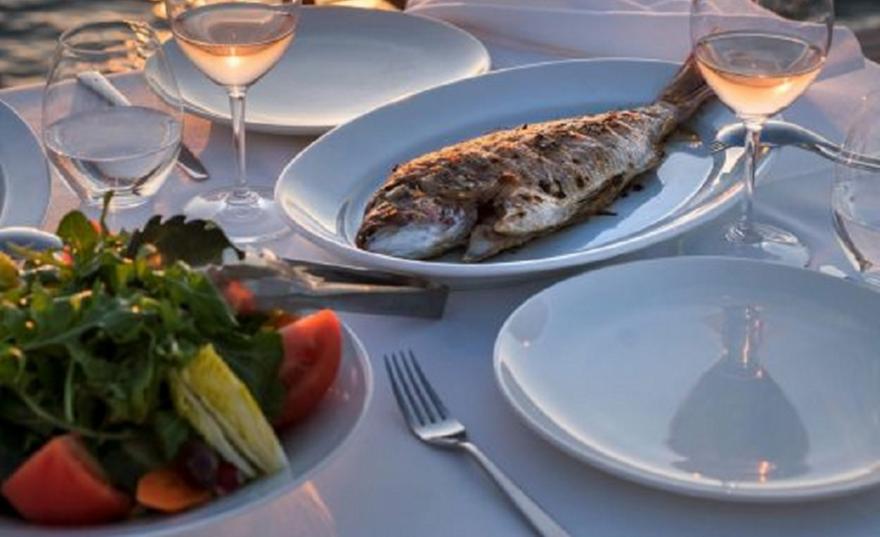 Τραπέζια δίπλα στο κύμα: 16 διευθύνσεις στην Αττική για φαγητό με θέα θάλασσα