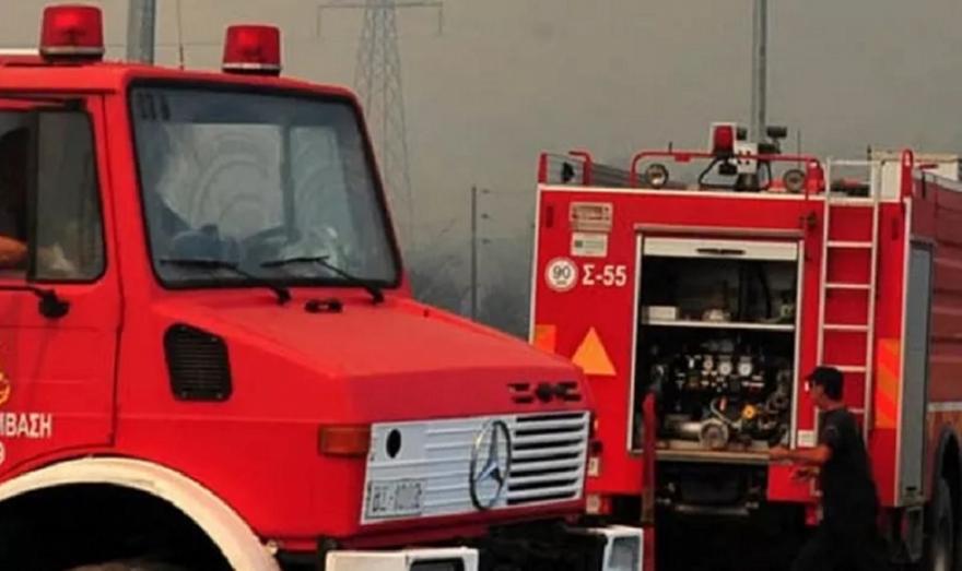 Υπό έλεγχο η φωτιά που ξέσπασε σε επιχείρηση στο Μενίδι