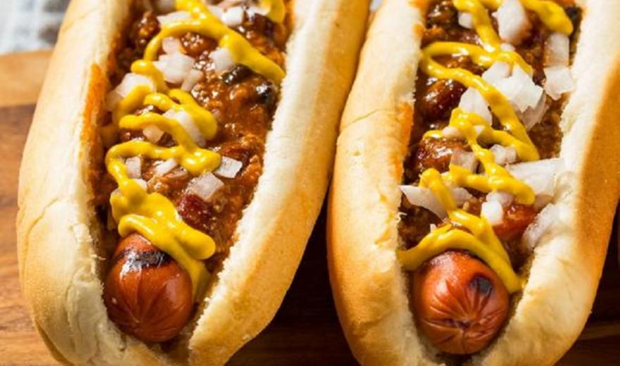 Hot dogs με λουκάνικα και σπιτικά ψωμάκια μπριος