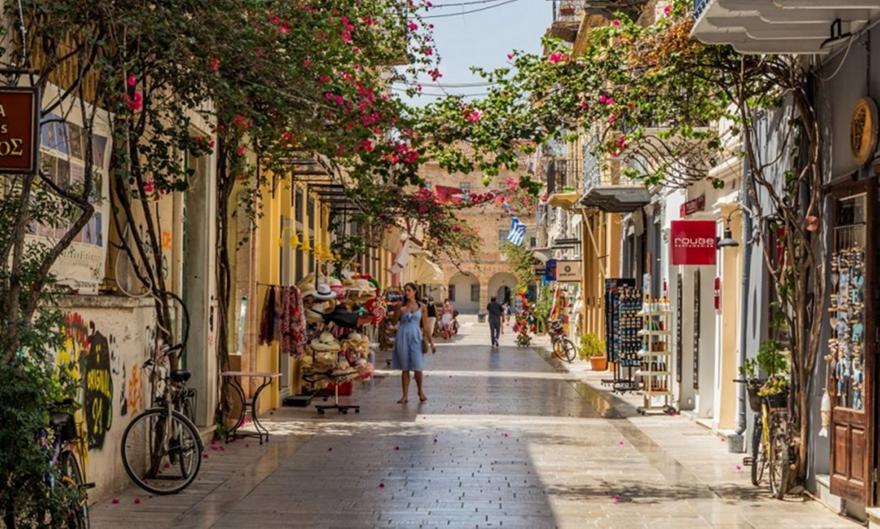 Ναύπλιο: Τι να δεις, πού να κολυμπήσεις και πού να φας στην πιο ρομαντική πόλη της χώρας