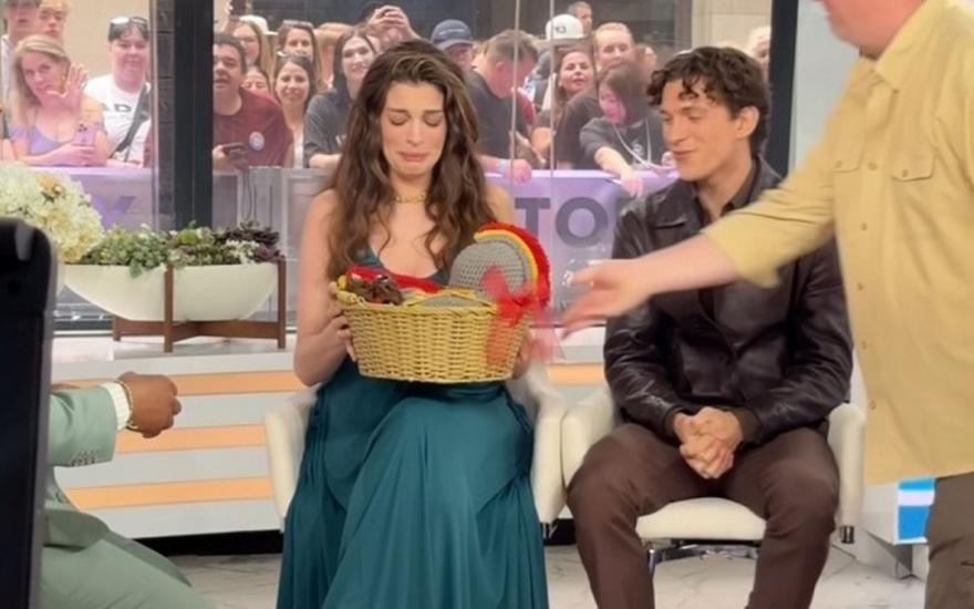Anne Hathaway: Το χειροποίητο δώρο για το μωρό που περιμένει ήταν βγαλμένο από... την Τροία