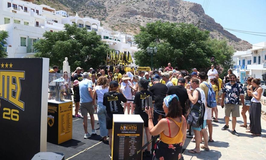«Κιτρινόμαυρη» τρέλα και στη Σίφνο: Πλήθος φίλων της ΑΕΚ για να αποθεώσουν το τρόπαιο!